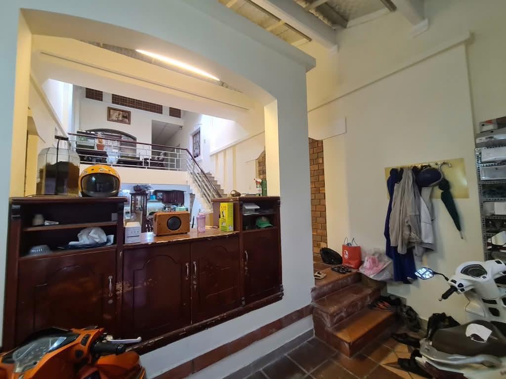 NHÀ ĐẸP QUẬN 10 - THÀNH THÁI - 1 TRỆT 1 LỬNG - HƠN 21 TỶ - VÀI BƯỚC RA HẺM XE TẢI